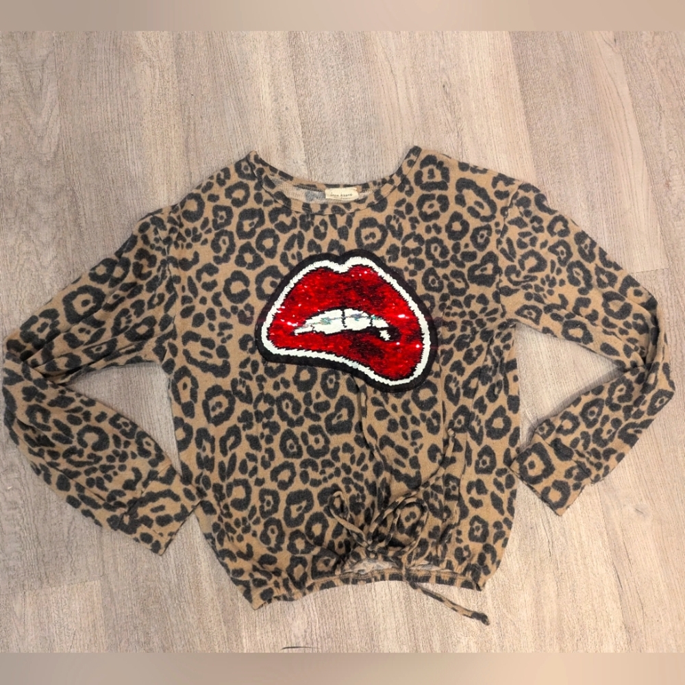 Leopard print sweater w/sequin mouth accent